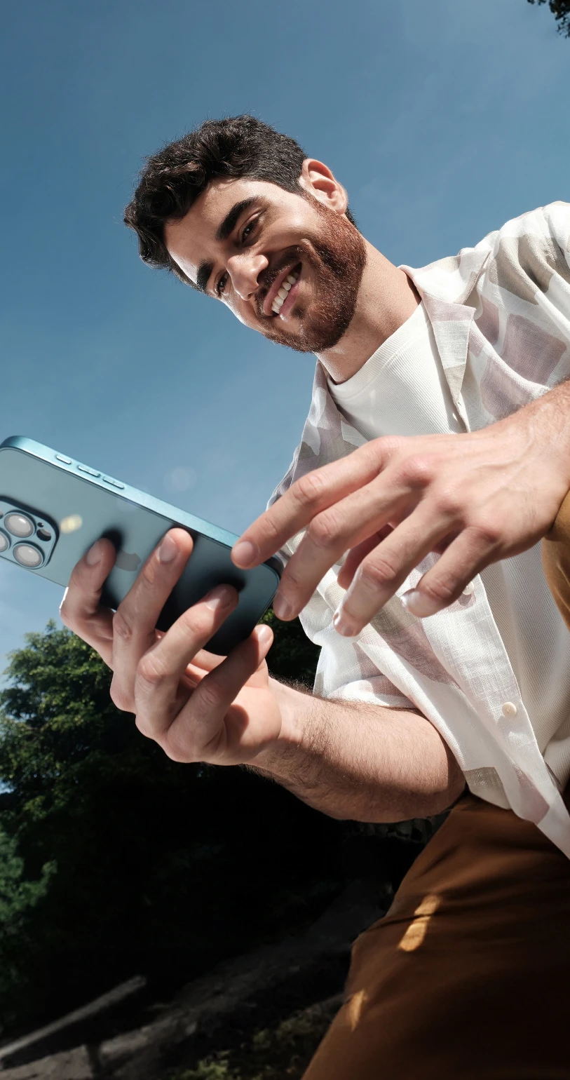 Hombre feliz sentado en su sofa